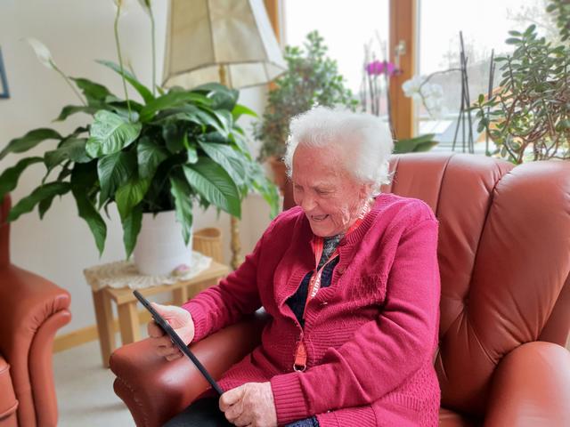 Die 94-jährige Elisabeth Hasenöhrl aus dem Seniorenheim Großgmain/Wals-Siezenheim plaudert nun regelmäßig mit ihren Töchtern via Skype .