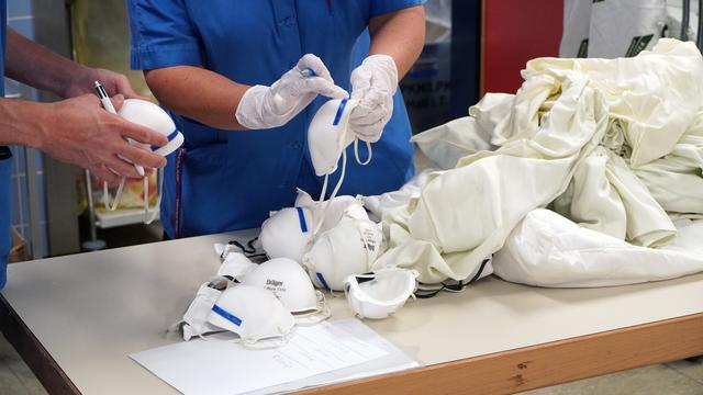 Um die Wiederaufbereitungsdurchgänge zu dokumentieren werden die Schutzmasken vor der Behandlung gekennzeichnet.