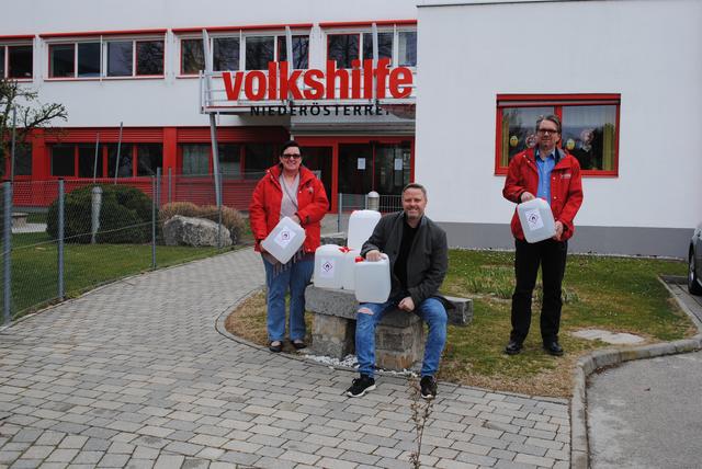 V.l.: DGKP Silvia Gramang-Haring, Leiterin des Pflegedienstes der NÖ Volkshilfe, VBGM Rainer Spenger, Mag. Wolfgang Scharmitzer, Bereichsleiter Finanzen.