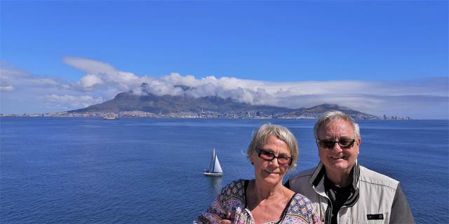 Warten auf den sicheren Hafen vor der Küste Kapstadts: Das Ehepaar Barbara und Klaus Aigner mit dem nebelverhangenen Tafelberg im Hintergrund als das Schiff auf die Erlaubnis zum Anlegen wartete.