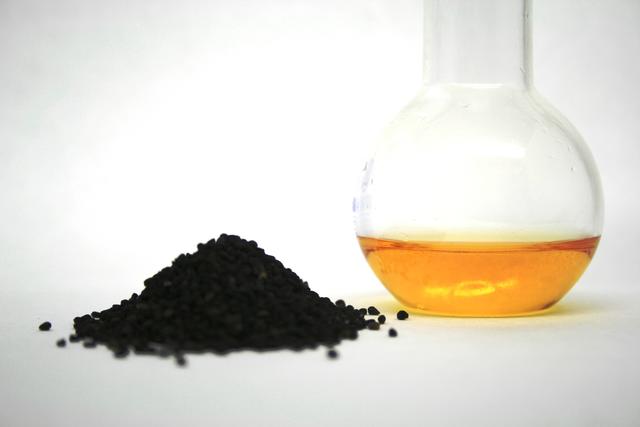 Aus Schwarzkümmel wird ein Öl hergestellt, das weniger Nebenwirkungen als viele andere Produkte hat.