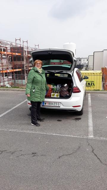 Zeigt Einsatz: Marlies Ruprecht beim Einkaufen