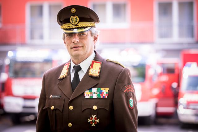 Landesfeuerwehrkommandant Reinhard Leichtfried vor dem heimatlichen Rüsthaus in Mariazell.