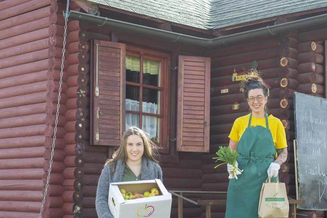 Steffi und Kerstin vom Bauernladen in Eisenstadt schwärmen zweimal pro Woche aus und verteilen regionales und saisonales Gemüse.