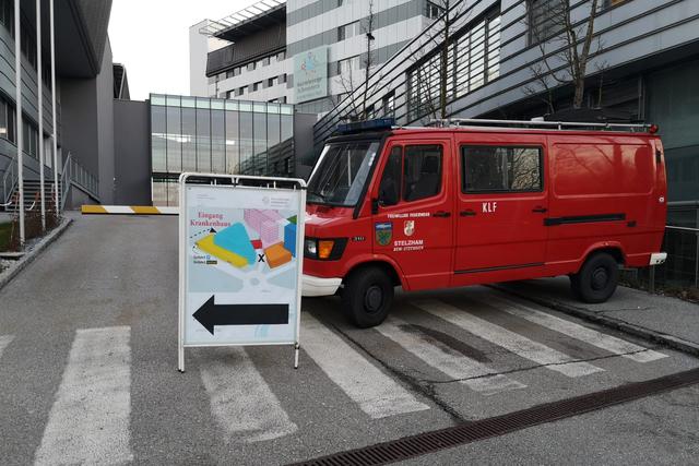 Feuerwehren übernehmen den Lotsendienst beim Krankenhaus.