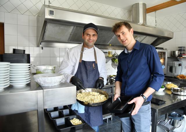 Mit Hirn, Handarbeit und viel Herzblut möchten die beiden Gastronomen eine Insel im Wald schaffen, auf der man gerne Urlaub macht!
Von li: Peter Beirl und Felix Wiesinger 