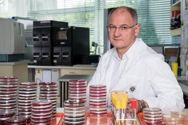 Doktor Milo Halabi, Standortleiter des Instituts für Pathologie, Mikrobiologie und molekulare Diagnostik am Krankenhaus der Barmherzigen Schwestern Ried