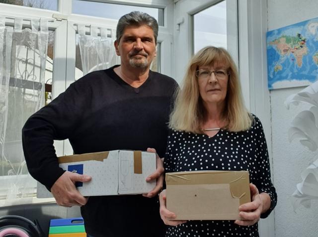 Waltraud und Georg Ragyoczy schicken den Osterhasen per Post.