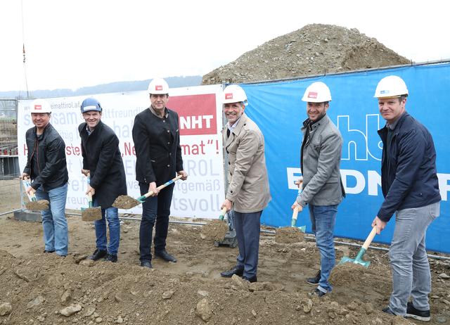 Ein Jahr nach Spatenstich mit Bgm. Georg Hörtnagl, NHT-Projektleiter Elmar Draxl, BM Patrick Weber (Baupuls), den beiden NHT-Prokuristen Engelbert Spiß und Daniel Köll sowie Elmar Leitner (Bodner Bau) konnten die Wohnungen übergeben werden.