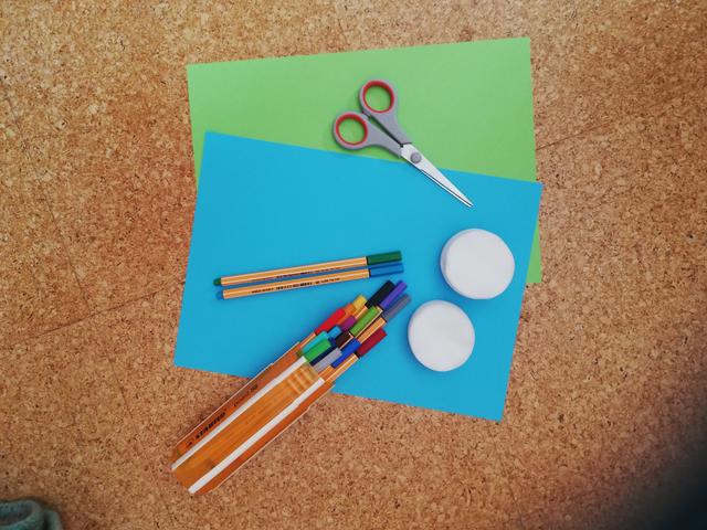 Papier, Stifte, eine Schere und ein paar Wattepads hast du bestimmt zu Hause!