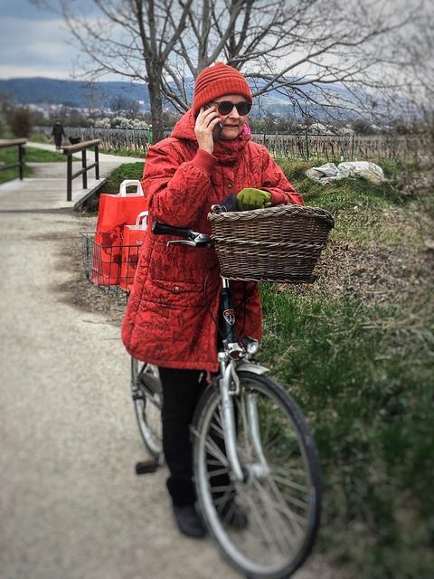 Gerti Jaksch-Fliegenschnee nimmt auch am Fahrrad Bestellungen für Weltladenprodukte entgegen