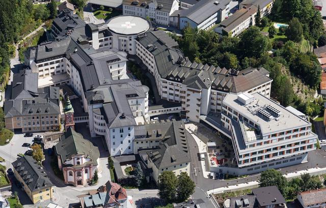 Eine Mitarbeiterin des Kinder- und Jugendspitals des Kardinal Schwarzenberg Klinikum in Schwarzach wurde positiv auf Covid-19 getestet. Derzeit läuft die Abklärung.