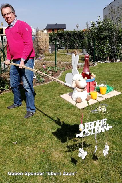 Auch der Fotograf und Filmer Manfred Bauer hat die Challenge angenommen und liefert DAS OSTERBILD 2020 mit dem Gaben-Spender "übern Zaun". Aber bitte mit Abstand
