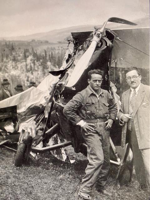 Oberlehrer Heinrich Pichler (rechts) und der Italienische Pilot (links) mit dem Flugzeugwrack