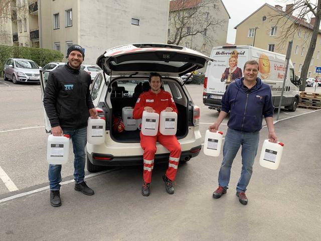Übergabe der Spende: Walter Eichinger, Mitarbeiter des Roten Kreuz, Bernhard Hellerschmid