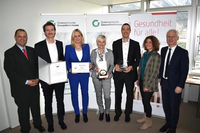 Qualitätssiegel "Betriebliche Gesundheitsförderung": Die Egger-Vertreter nahmen die Auszeichnung für das gesamte Gesundheitsmanagementteam St. Johann und Wörgl entgegen.