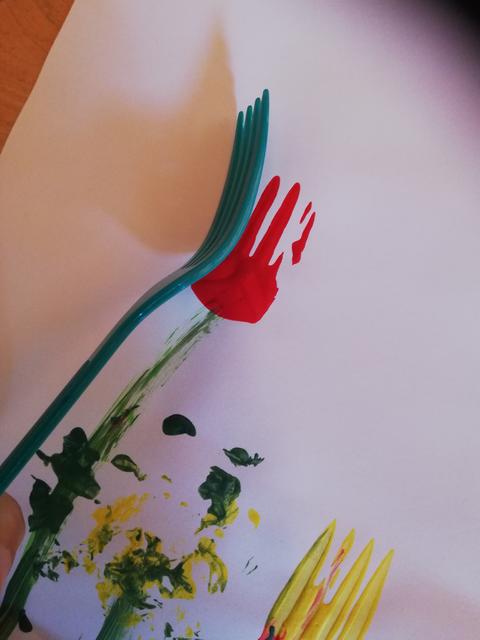 Achte darauf, dass vor allem auch die Spitzen der Gabel voll Farbe sind und du sie ganz auf das Blatt Papier drückst.