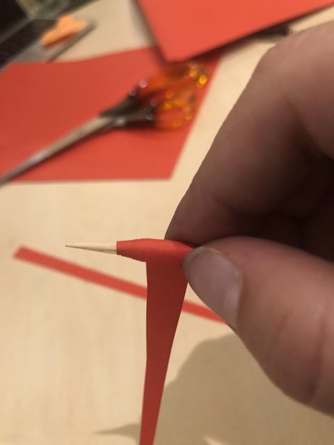 Auf einem Zahnstocher ganz eng aufrollen.