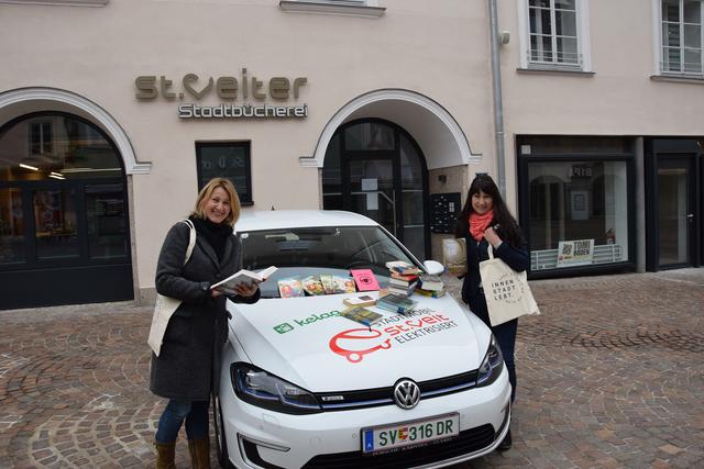 Bücher für die Bürger: Die Leiterin der Stadtbücherei St. Veit Beate Feichter (links) hatte die Idee des kostenloses Zustell- und Abholdienstes.