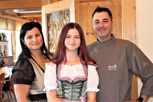 Heike, Nadine und Gerhard Jölli vom Kirchenwirt kochen, die Abwicklung und Essenszustellung erfolgt über die Gemeinde.
