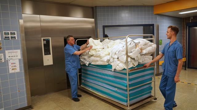 Eine Charge mit Masken, Matratzen und Bettdecken werden in den tirol kliniken zur Wiederverwendung desinfiziert.