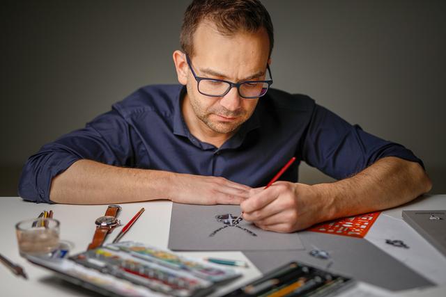 Andreas Ableitner beim Designen des besonderen Schmuckstücks