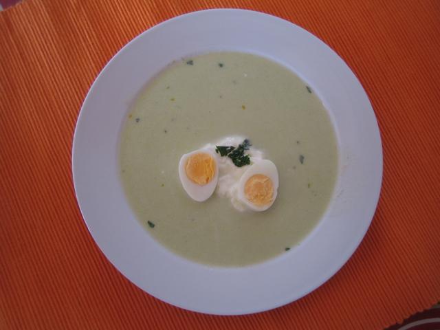 "Kräuterschaumsuppe" mit regionalen Zutaten.