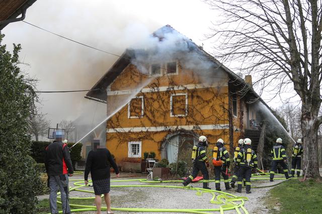 Der starke Wind fachte das Feuer im Obergeschoß noch zusätzlich an.