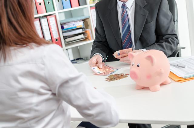 Die Banken sichern die Liquidität von Unternehmen und es gibt auch die Möglichkeit für Kreditraten-Stundungen.