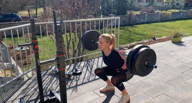 Leichtathletin Lena Pressler hält sich auch zu Hause im Garten oder im Keller fit.