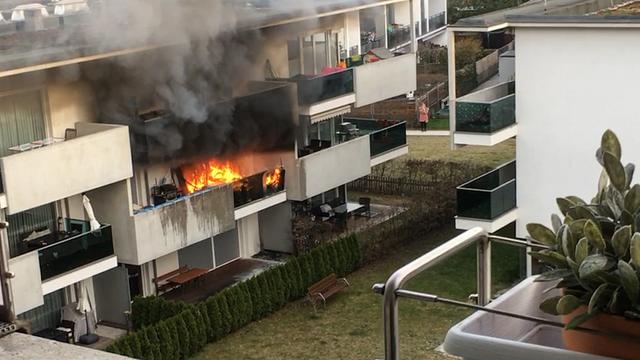 Als die Feuerwehr an Ort und Stelle eintraf, stand die Wohnung bereits in Vollbrand.