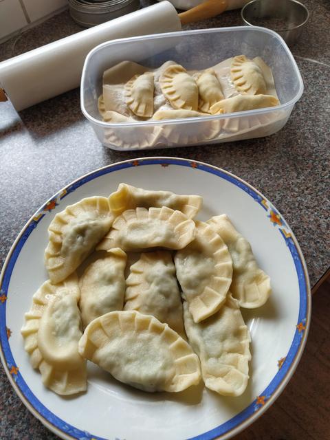 Die rohen Schlutzkrapfen eigenen sich perfekt zum einfrieren, sollten es zu viele Schlutzkrapfen für eine Mahlzeit geworden sein ;)