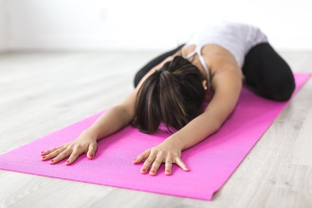 Lebensfreude gilt als eine übergeordnete Kneipp-Säule. Eine Möglichkeit, diese zu erlangen, ist mit Yoga.