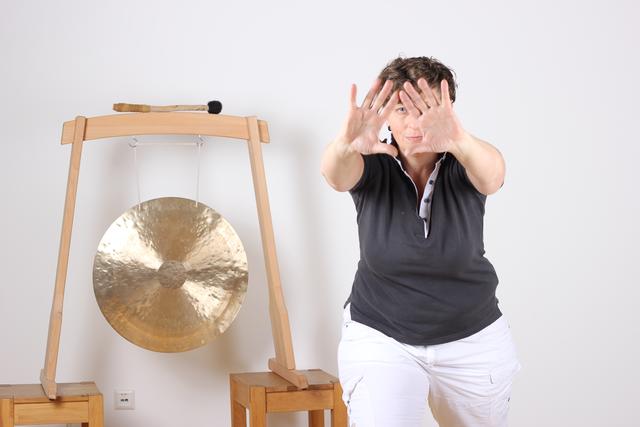 Pflegepädagogin Waltraud Wurzer unterweist ihre Kunden in der Kunst des Qi Gong.