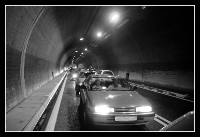 Auch der individuelle KFZ- Verkehr ist um bis zu 70% zurückgegangen! In Verbindung mit der Reduktion des freien Warenverkehrs um 25%, der Stilllegung von Industrie und fast vollständigen Totalausfall des Flugverkehrs erholt sich nun auch die Tiroler Luft und vermutlich auch darüber hinaus! Unscharfe Personen und Kennzeichen sind Absicht!