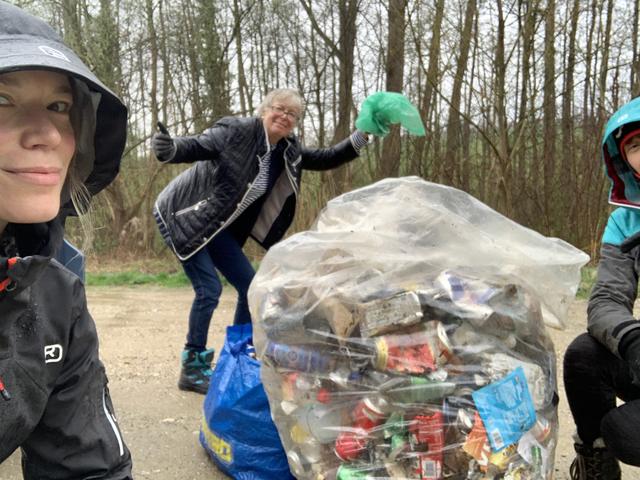 Nisa Maier-Grundböck, Ulli Maier, Anja Maier-Grundböck motiviert den Wienerwald sauber zu halten.