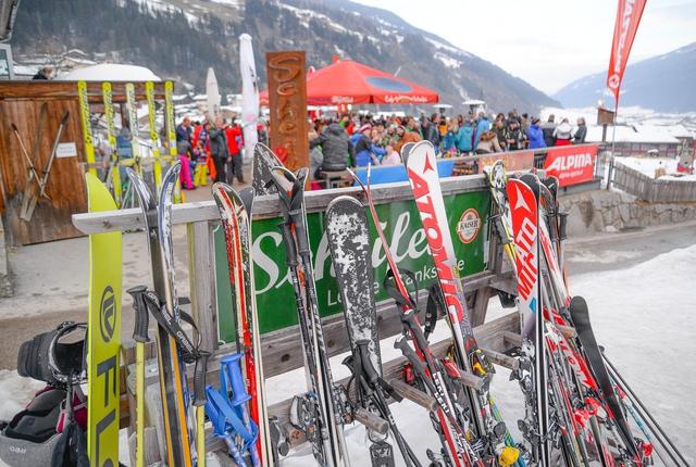 Laut einem Liftmitarbeiter waren nach der Quarantäne-Verordnung noch am nächsten Tag 5.000 Gäste, die zuvor aus Ischgl und St. Anton am Arlberg abgereist waren, im Oberland Skigefahren (Symbolbild).