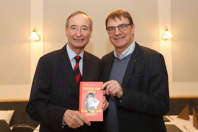 Gunter Drexler (r., mit Christoph Leitl) bietet im Onlineshop ein großes Büchersortiment an.