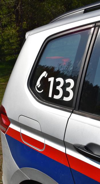 Personen wurden bei dem Unfall, der sich auf einer Fläche ohne öffentlichen Verkehr ereignete, nicht verletzt.