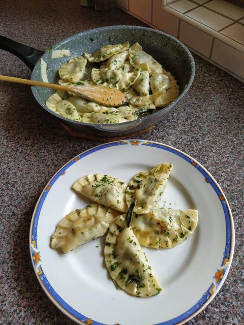 Die gekochten Schlutzkrapfen in der Pfanne noch goldbraun anbraten, so werden sie noch schmackhafter!