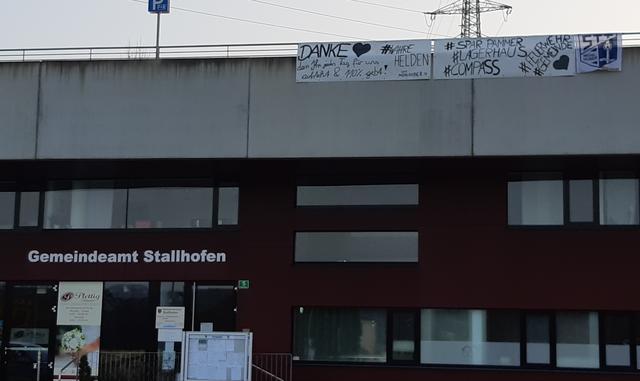 Das Transparent des STT Mühlhuber am Marktplatz von Stallhofen