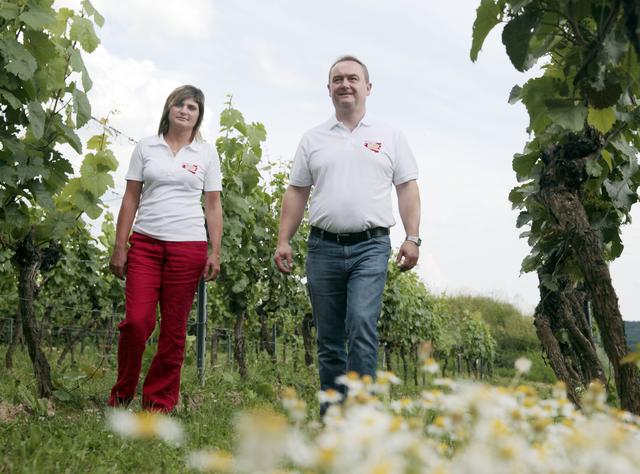 Martina und Herbert Weber im Weingarten
