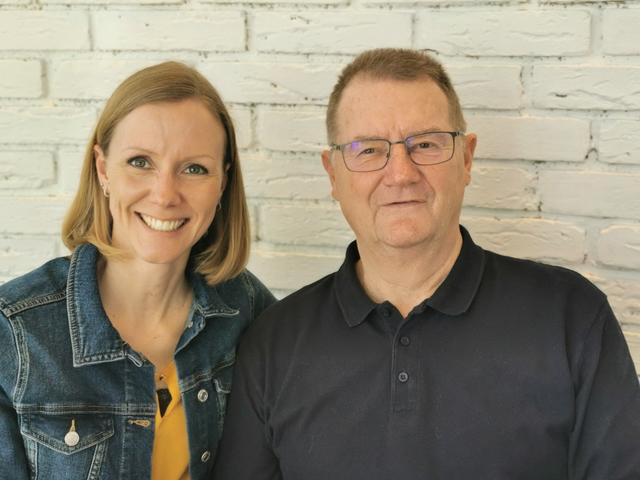 Kreatives Duo: Margit Wickhoff als Autorin mit ihrem Vater Reinhart Kerndle, der das Kinderbuch "Emma und die Federmaus" illustrierte.