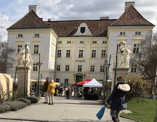Der letzte VÖWI-Wochenmarkt vor Ausbruch der Corona-Zustände war am 14. März. Am Samstag, dem 4. April, soll er wieder öffnen, nur für Lebensmittelverkauf. Die Maßnahme wird heftig diskutiert.