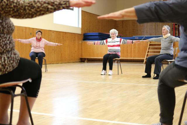 Edith Lindlbauer (re.) gibt seit 25 Jahren in Braunau Gymnastikkurse für Senioren.