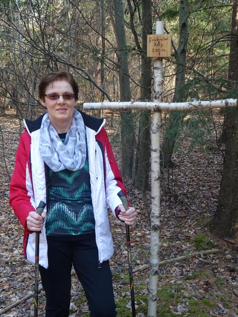 Karla Schöll vor dem orginellen Gipfelkreuz in Oberpetersdorf