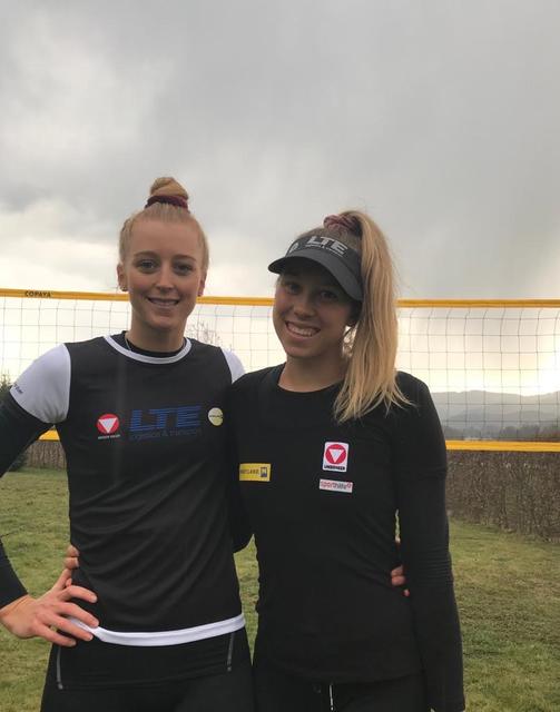 Endlich gut daheim gelandet: Dorina und Ronja Klinger vor dem heimischen Beachvolleyballnetz
