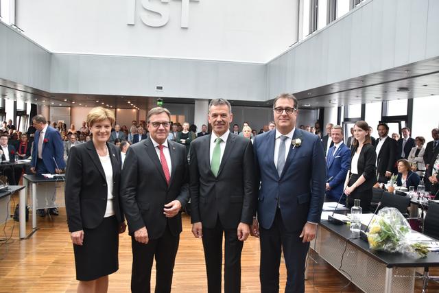 Georg Willi bei der Angelobung mit Christine Oppitz-Plörer, LH Günther Platter und Franz X. Gruber am 25. Mai 2018.