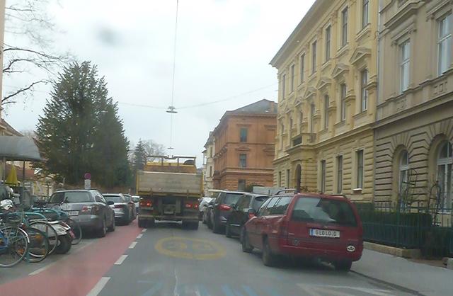 Zum Glück gibt es den Radweg, denn da habe ich dann genug Platz :-)