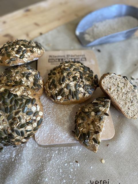 Die Kürbiskern-Topfen-Weckerl von Bäcker Lukas Höllbacher sind schnell gemacht und schmecken herrlich.